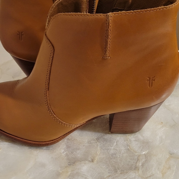 Frye Jennifer Leather  Cognac Bootie size 9 - Picture 4 of 10